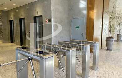 Imagem: O depósito à venda possui 5 Vagas na garagem e 232m² de Área