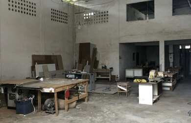 Imagem: O depósito possui 5 Vagas na garagem, 240m² de Área e está