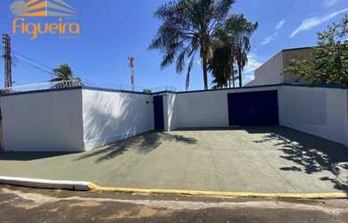 Imagem: A casa possui 3 Dormitórios, 2 Banheiros, 5 Vagas na garagem