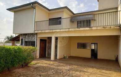 Imagem: A casa possui 3 Dormitórios, 5 Banheiros, 4 Vagas na garagem