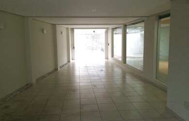 Imagem: O depósito possui 5 Vagas na garagem, 350m² de Área e está