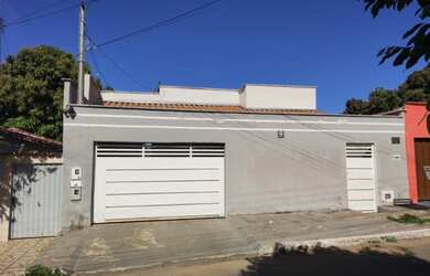 Imagem: A casa possui 3 Dormitórios e 4 Vagas na garagem e está localizado