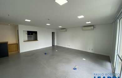 Imagem: O depósito possui 4 Vagas na garagem, 117m² de Área e está