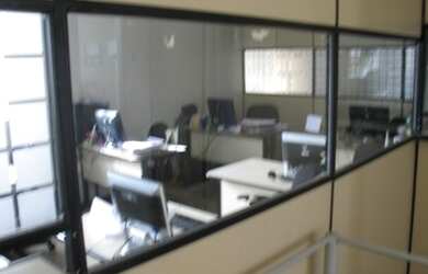 Imagem: O depósito possui 4 Vagas na garagem, 674m² de Área e está