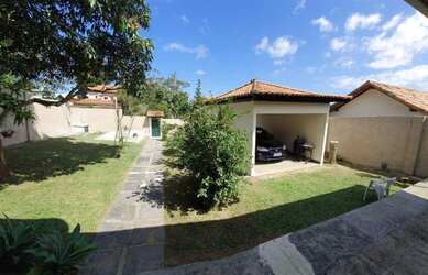 Imagem: A casa possui 2 Dormitórios, 2 Banheiros, 2 Vagas na garagem