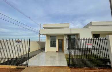 Imagem: A casa possui 2 Dormitórios, 1 Banheiro, 2 Vagas na garagem