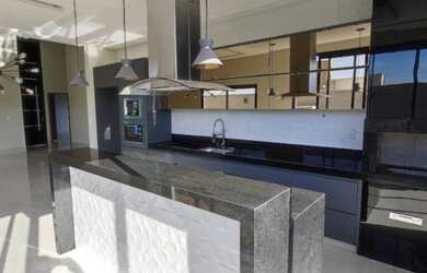 Imagem: A casa em condomínio possui 3 Dormitórios, 4 Banheiros, 2