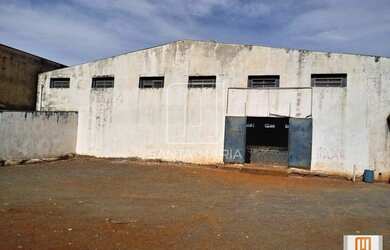 Imagem: O depósito possui 5 Vagas na garagem, 900m² de Área e está