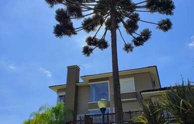 Imagem: A casa possui 4 Dormitórios, 5 Banheiros, 4 Vagas na garagem