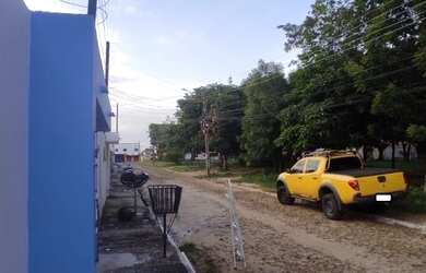 Imagem: A casa possui 3 Dormitórios, 2 Banheiros, 2 Vagas na garagem