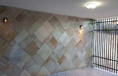 Imagem: A casa possui 3 Dormitórios, 2 Banheiros, 2 Vagas na garagem