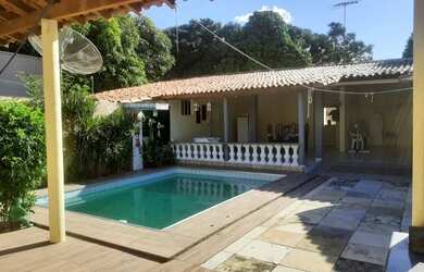 Imagem: A casa possui 5 Dormitórios, 5 Banheiros, 4 Vagas na garagem