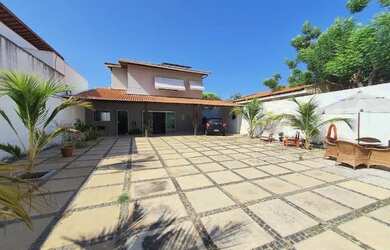 Imagem: A casa possui 4 Dormitórios, 5 Banheiros, 5 Vagas na garagem