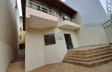 Imagem: A casa possui 3 Dormitórios, 2 Banheiros, 1 Vaga na garagem