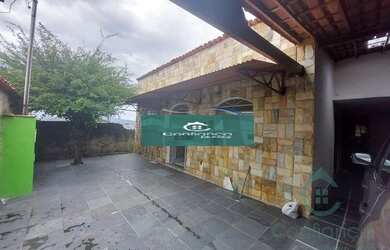 Imagem: A casa possui 3 Dormitórios, 2 Banheiros, 2 Vagas na garagem