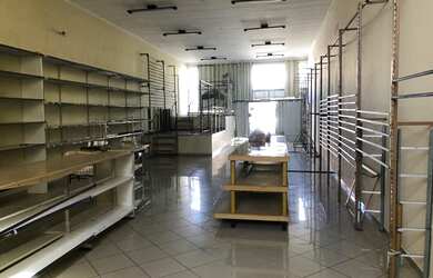 Imagem: O depósito possui 1 Vaga na garagem, 143m² de Área e está