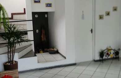 Imagem: A casa possui 4 Dormitórios, 2 Banheiros, 1 Vaga na garagem