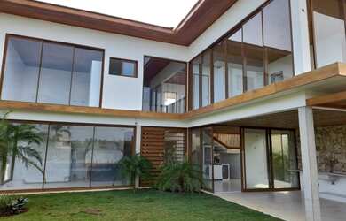 Imagem: A casa possui 5 Dormitórios, 3 Banheiros, 3 Vagas na garagem