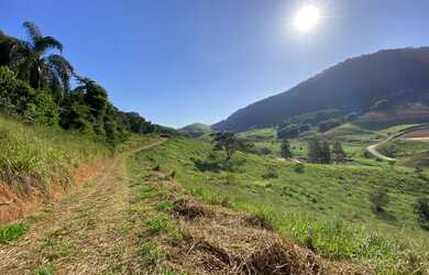 Imagem: O terreno possui 23000m² de Área e está localizado em Pedro
