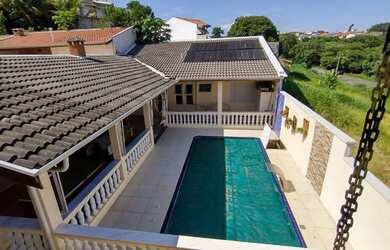 Imagem: A casa possui 3 Dormitórios, 2 Banheiros e 305m² de Área