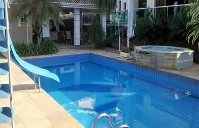 Imagem: A casa possui 4 Dormitórios, 5 Banheiros, 5 Vagas na garagem