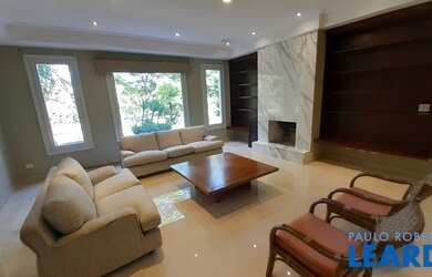 Imagem: A casa em condomínio possui 4 Dormitórios, 4 Banheiros, 5