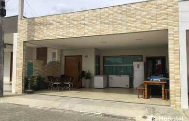 Imagem: A casa em condomínio possui 3 Dormitórios, 1 Banheiro, 2 Vagas