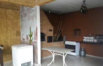 Imagem: A casa possui 4 Dormitórios, 1 Banheiro, 2 Vagas na garagem