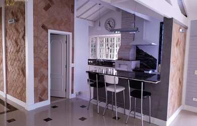 Imagem: A casa possui 2 Dormitórios, 3 Banheiros, 2 Vagas na garagem