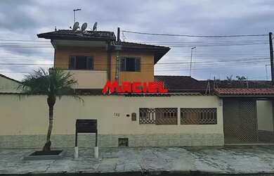 Imagem: A casa possui 4 Dormitórios, 2 Banheiros, 3 Vagas na garagem