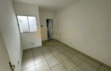 Imagem: A casa possui 1 Dormitório, 1 Banheiro, 1 Vaga na garagem