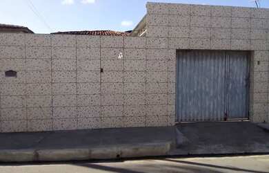 Imagem: A casa possui 3 Dormitórios, 2 Banheiros, 3 Vagas na garagem