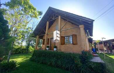 Imagem: A casa possui 4 Dormitórios, 2 Banheiros, 3 Vagas na garagem