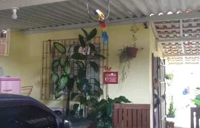 Imagem: A casa possui 2 Dormitórios, 1 Banheiro, 2 Vagas na garagem