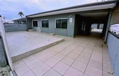 Imagem: A casa possui 2 Dormitórios, 1 Banheiro, 2 Vagas na garagem