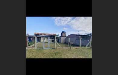 Imagem: A casa à venda possui 3 Dormitórios e 2 Banheiros e está