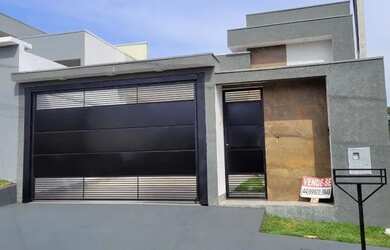 Imagem: A casa possui 3 Dormitórios, 2 Banheiros, 2 Vagas na garagem