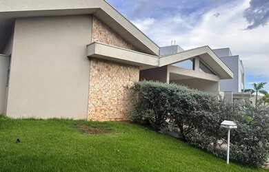 Imagem: A casa em condomínio possui 3 Dormitórios, 4 Banheiros, 4