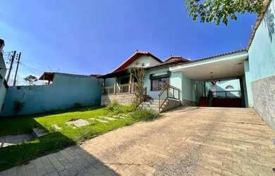 Imagem: A casa possui 3 Dormitórios, 2 Banheiros, 4 Vagas na garagem