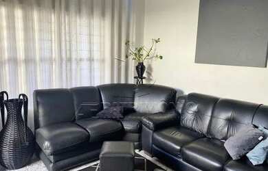 Imagem: A casa possui 2 Dormitórios, 1 Banheiro, 2 Vagas na garagem