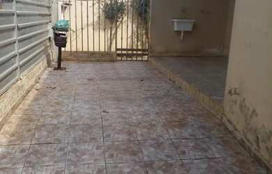 Imagem: A casa possui 2 Dormitórios, 1 Banheiro e 3 Vagas na garagem