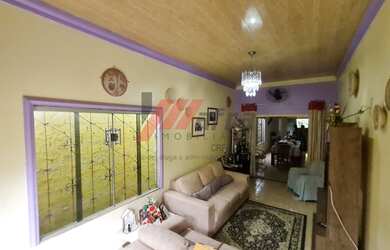 Imagem: A casa possui 3 Dormitórios, 3 Banheiros, 2 Vagas na garagem