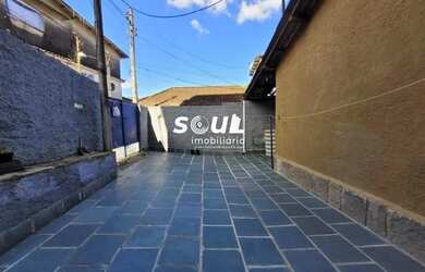 Imagem: A casa possui 2 Dormitórios, 1 Banheiro, 2 Vagas na garagem