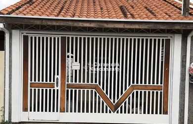 Imagem: A casa possui 3 Dormitórios, 1 Banheiro, 2 Vagas na garagem