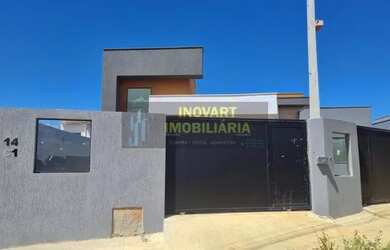 Imagem: A casa possui 3 Dormitórios, 1 Banheiro, 2 Vagas na garagem