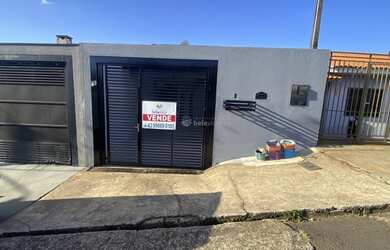 Imagem: A casa possui 3 Dormitórios, 2 Banheiros, 2 Vagas na garagem