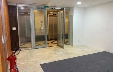 Imagem: O depósito possui 5 Vagas na garagem, 245m² de Área e está