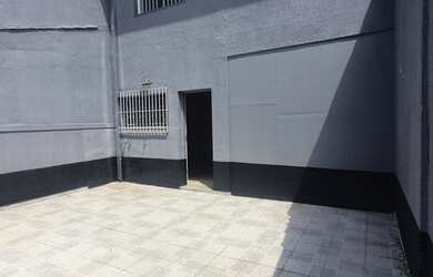 Imagem: A casa possui 3 Dormitórios, 2 Banheiros, 3 Vagas na garagem