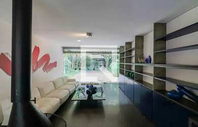 Imagem: A casa possui 3 Dormitórios, 3 Banheiros, 4 Vagas na garagem