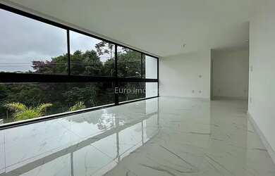 Imagem: A casa em condomínio possui 4 Dormitórios, 5 Banheiros, 4